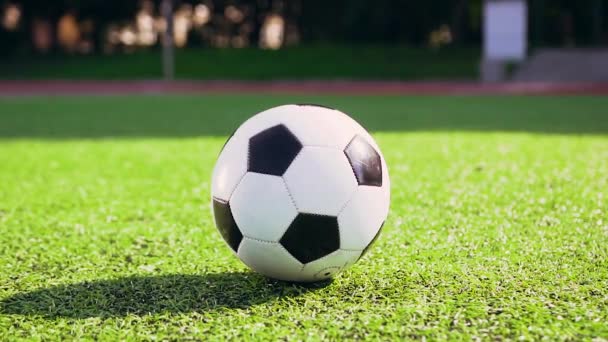 Vista frontale del calciatore mans che corre vicino e calcio pallone da calcio durante la partita sullo stadio — Video Stock