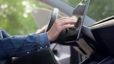 Arabadaki GPS navigatörüyle veri tabanına giren iyi niyetli erkek elini kapat.