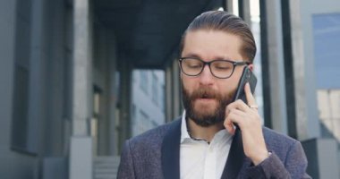 Yakışıklı, meşgul, başarılı, 35 yaşında, sakallı, gözlüklü bir iş adamı. Telefonda konuşuyor ve ofis molasında kahve içiyor.