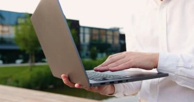 Erkek eller dizüstü bilgisayar klavyesinde yazı yazıyor, beyaz iş adamları dizüstü bilgisayarda yazı yazıyor, internette çalışıyor, internette sörf yapıyor. Yavaş çekim