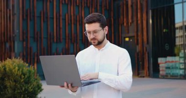 Çalışan, kayan, dizüstü bilgisayarla yazı yazan, ofis binası yakınlarında gezen başarılı genç işadamına odaklanmış. Yavaş çekim