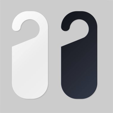 Otel odası için kapı askıları. Otel odası ya da tatil köyü için boş beyaz ve siyah etiket askısı. Boş şablon, metin için maket rahatsız etmeyin. Promosyon, satış, dekorasyon ve kaplama için vektör illüstrasyonu