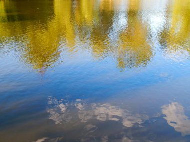 bulutlar ve nehir ağaçlarda yansımasıdır.