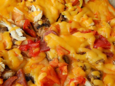 Sosis domates biber ve peynir lezzetli baharatlı pizza,