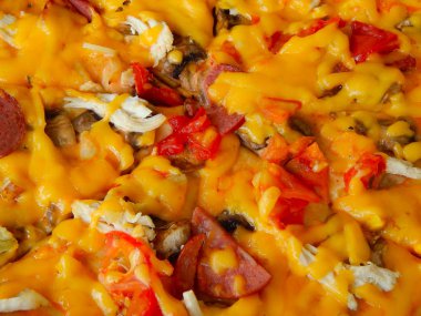 Sosis domates biber ve peynir lezzetli baharatlı pizza,