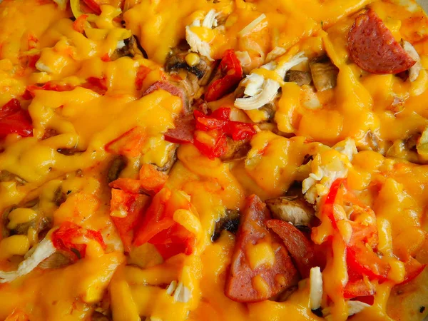 Sosis domates biber ve peynir lezzetli baharatlı pizza,