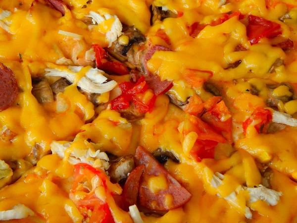 Sosis domates biber ve peynir lezzetli baharatlı pizza,