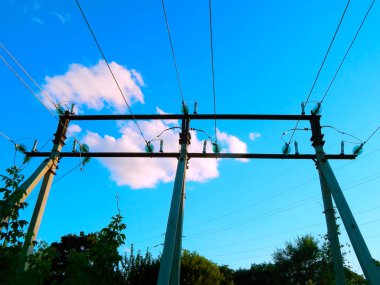 mavi bir gökyüzü bir desteği hakkında elektrik telleri.