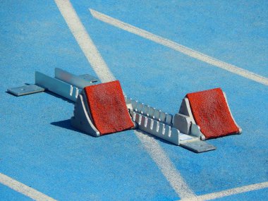 başlangıç koşu bandı üzerinde spor malzemeleri