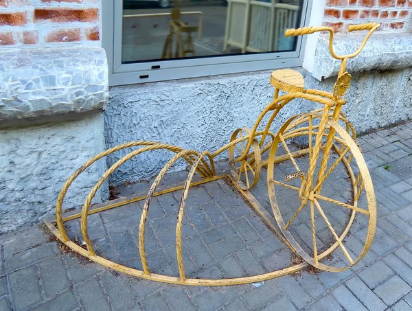 Велосипедный Ретро Парковкой Велосипедов Дома — стоковое фото