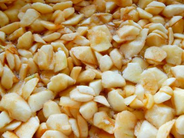 karedilimler dilimlenmiş elma, elma reçeli demlenir