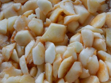 karedilimler dilimlenmiş elma, elma reçeli demlenir