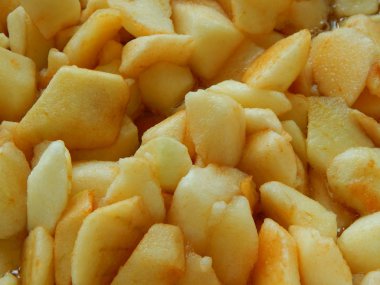 karedilimler dilimlenmiş elma, elma reçeli demlenir