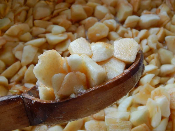 bir tahta kaşık, meydanlarda ile dilim dilimlenmiş elma elma reçel demlenmiş.