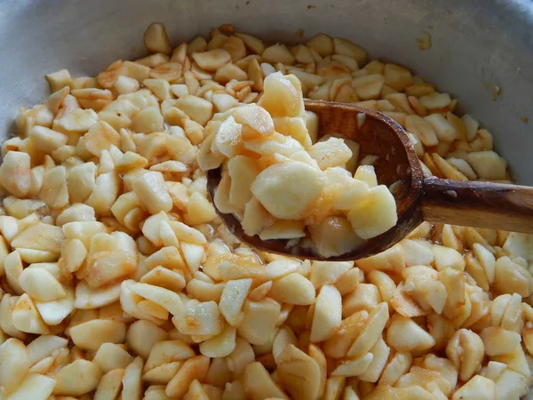 Pommes Tranchées Tranches Avec Des Carrés Dans Une Cuillère Bois — Photo