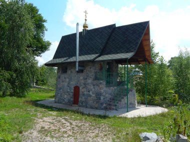 yaz mavi gökyüzü karşı Hıristiyan kilisesinde.