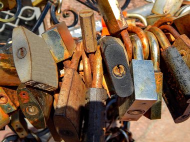 aşk kalenin ebedi dostluk ve sevgi, eşlerin Birliği kavramını sembolüdür.