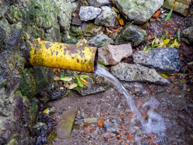 temiz su içme kanaldan akan