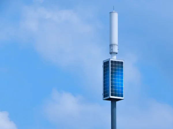 Torres de baterías solares en el cielo azul — Foto de Stock