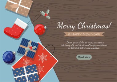 Merry Christmas banner. Hediyeler, toplar ve çorap bir tablo. Üstten görünüm. 