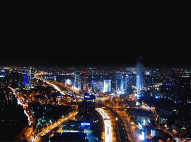 üstten görünüm gece şehir Tel Aviv. Metropol renkli ışıklar.