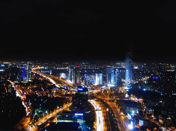 üstten görünüm gece şehir Tel Aviv. Metropol renkli ışıklar.