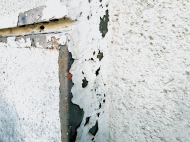 beyaz duvar sıva çökmekte ile. Doku duvar eski bir çökmekte. terk edilmiş binada. doku. 