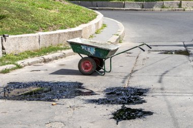 Yolu tamir etme sürecinde. Asfalt yama. Araçlar ve özellikler.