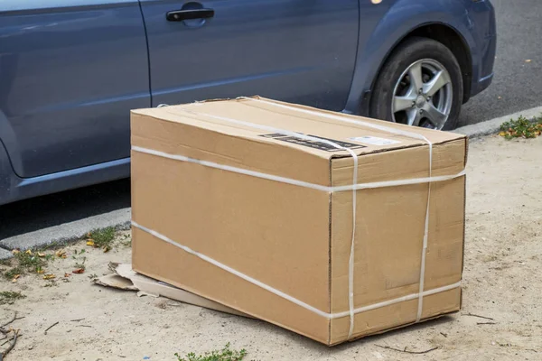 Arabanın arka planında karton kutu var. Mal teslimatı..