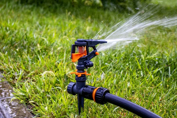 Sprinkler Automatisches Bewässerungssystem Auf Dem Hintergrund Von Grünem Gras Rasenbewässerung — Stockfoto