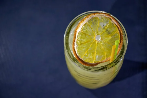 Alkoholischer Cocktail Mit Einer Orangenscheibe Einem Hohen Glas Auf Dunkelblauem — Stockfoto