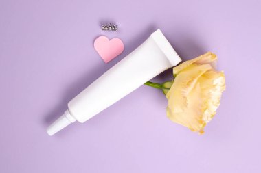 Kozmetik tüp modeli eflatun arka planda izole edilmiş. Kozmetik şişesi..