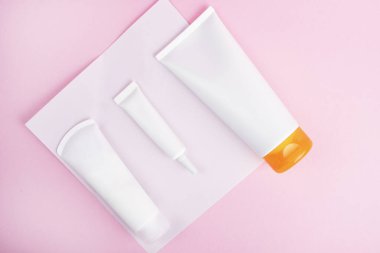 Beyaz kozmetik şişe pembe arka planda izole. Tasarım için hazırlan. Kozmetik ve Tıbbi Şablon.