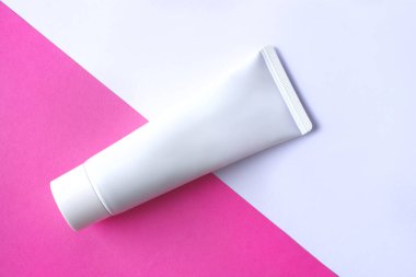 Kozmetik güzellik ürünü, pembe arka planda markalaşma modeli. Uzayı kopyala Krem, losyon, jöle, yüz köpüğü veya cilt bakımı.