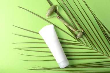 Yeşil bitkisel yapraklı kozmetik şişe kapları, markalaşma için boş etiket, doğal güzellik ürünü konsepti.