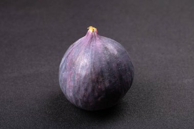 Siyah arkaplanda incir izole edildi.