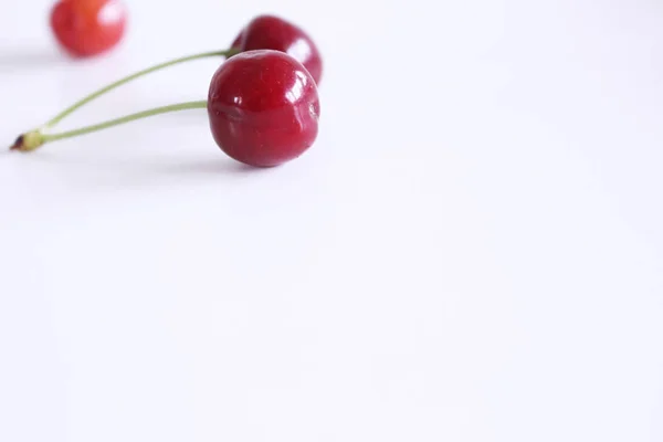 Detalle Cerezas Maduras Frescas Orgánicas Jugosas Con Hojas Aisladas Sobre — Foto de Stock