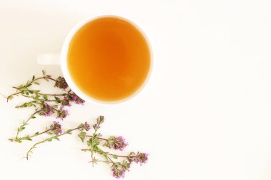 Timus pulegioides çay ve yaprakları. Üst solunum yolu hastalıkları sırasında etkili çaydır. Tıbbi bitki. Sağlıklı beslenme kavramı.