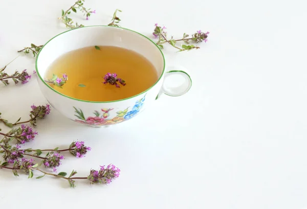 Thymus pulegioides Tee und Blätter. Tee ist wirksam bei Erkrankungen der oberen Atemwege. Heilkraut. Das Konzept der gesunden Ernährung. — Stockfoto