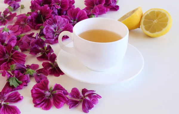 Tee oder ein kalt zubereitetes Mazerat aus Blumen Malva mauritiana. die tatsächliche Färbung, die die Pflanzenfarbstoffe in Reaktion auf Zitrone verursacht. Heilkräutergetränk hilft bei Erkältungen und beruhigendem Magen. — Stockfoto