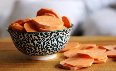 Ahşap arka plan üzerinde ham tatlı patates. Gıda kavramı.