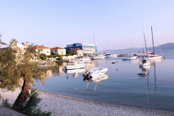 Hermosos botes pequeños en el puerto de Postiral ciudad Croacia, isla de Brac . —  Fotos de Stock