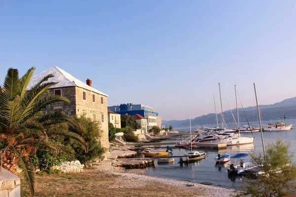 Hermosos botes pequeños en el puerto de Postiral ciudad Croacia, isla de Brac . —  Fotos de Stock