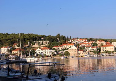 Güzel küçük tekne liman Postiral şehirdeki Hırvatistan, Brac Adası.