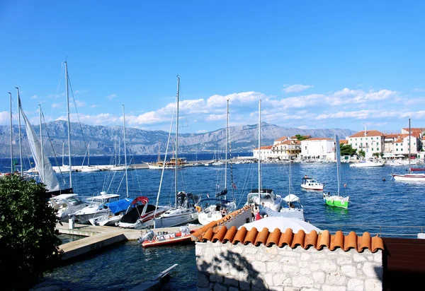 Hermosos botes pequeños en el puerto de Postiral ciudad Croacia, isla de Brac . —  Fotos de Stock