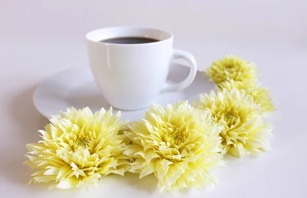 Eine Tasse Schwarzen Kaffee Und Gelbe Dahlienblüte Auf Dem Tisch — Stockfoto