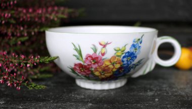 Sonbahar botanik düzenleme tarz. Ahşap masa arka plan üzerinde kahve bileşimi. Sonbahar dekoratif kavramı.