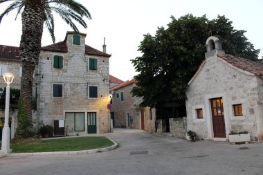 Postira, Hırvatistan Island Brac: Street tipik taş evler Postira eski şehirde. Brac Adası, Hırvatistan.