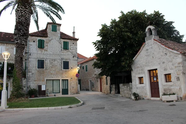 Postira クロアチアのブラチ島の島 Postira 旧市街の住宅の通り典型的な石 クロアチアのブラチ島 — ストック写真
