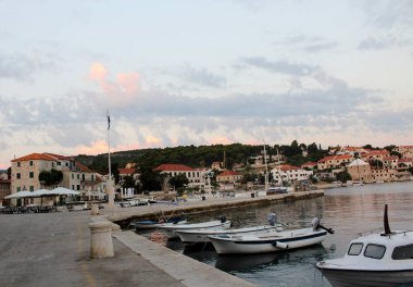 Postira.Croatia Brac Adası: 22 Temmuz. 2018: Postiral liman şehrin güzel küçük teknelerle.